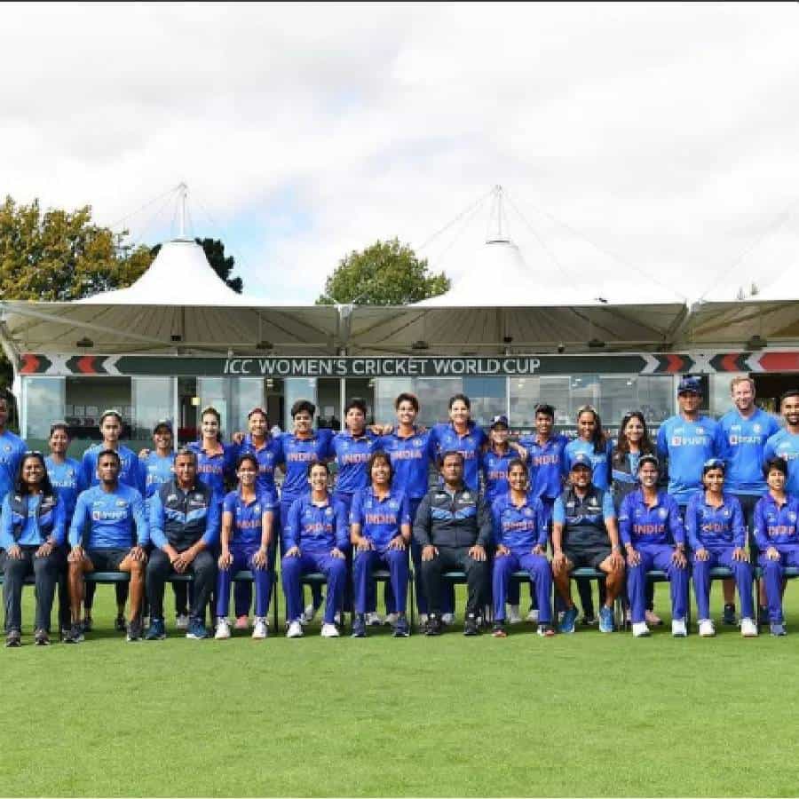 भारतीय महिला क्रिकेट संघाची स्टार सलामीवीर स्मृती मानधना हिने 2022 च्या राष्ट्रकुल क्रीडा स्पर्धेसाठी रवाना होण्यापूर्वी एक मोठी गोष्ट सांगितली आहे. मंधाना म्हणाली की, फक्त आणि फक्त सुवर्ण जिंकणे हेच तिच्या संघाचे ध्येय आहे. मंधानाने पत्रकार परिषदेत सांगितले की, टीम इंडिया पूर्णपणे तयार आहे आणि ही टीम नीरज चोप्राकडून प्रेरणा घेत आहे.