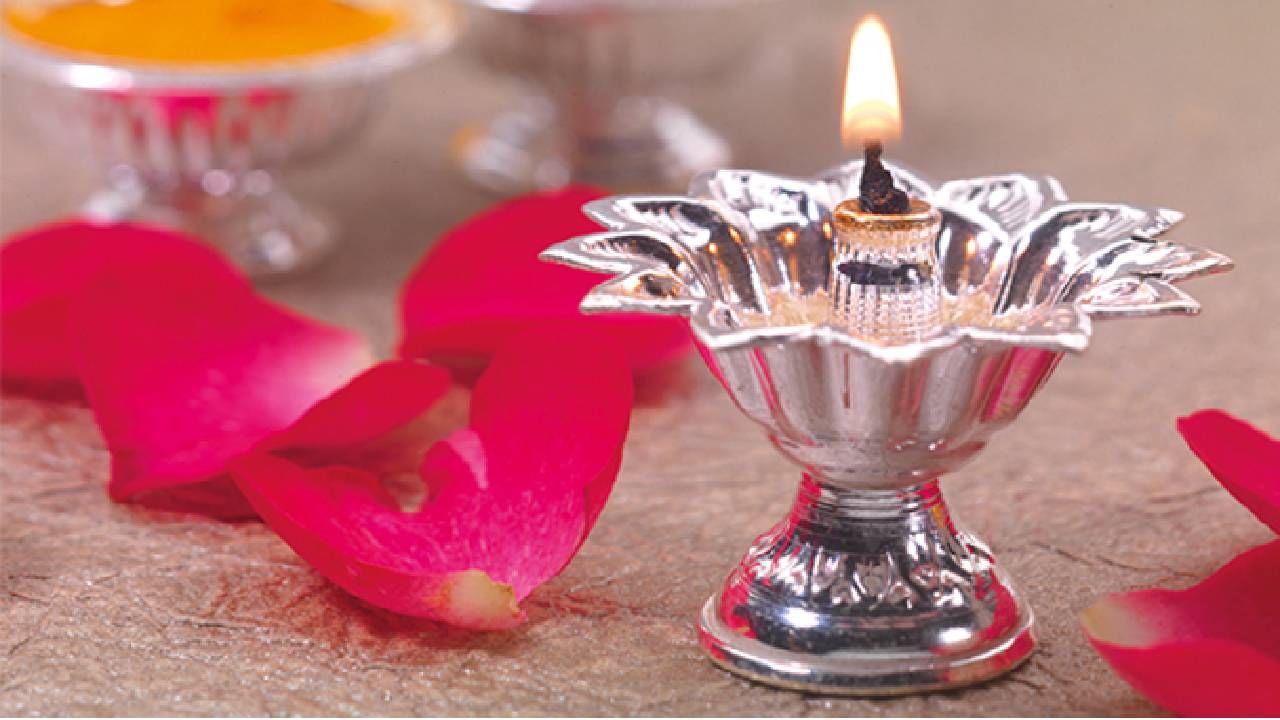 Vastu shastra: तूप आणि तेलाच्या दिव्यासाठी शास्त्रात सांगितले आहे वेगवेगळे नियम Vastu shastra: तूप आणि तेलाच्या दिव्यासाठी शास्त्रात सांगितले आहे वेगवेगळे नियम