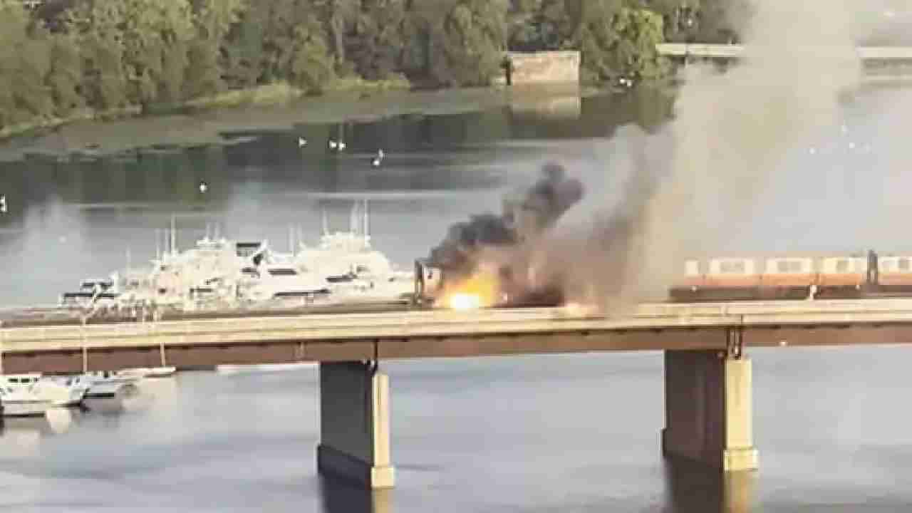 Boston Train VIDEO: ऐन नदीच्या पुलावर चालत्या ट्रेनला लागली आग, ज्वाळा दिसू लागल्यानंतर 200 प्रवाशांमध्ये घबराट, जीव वाचवण्यासाठी पळापळ..   