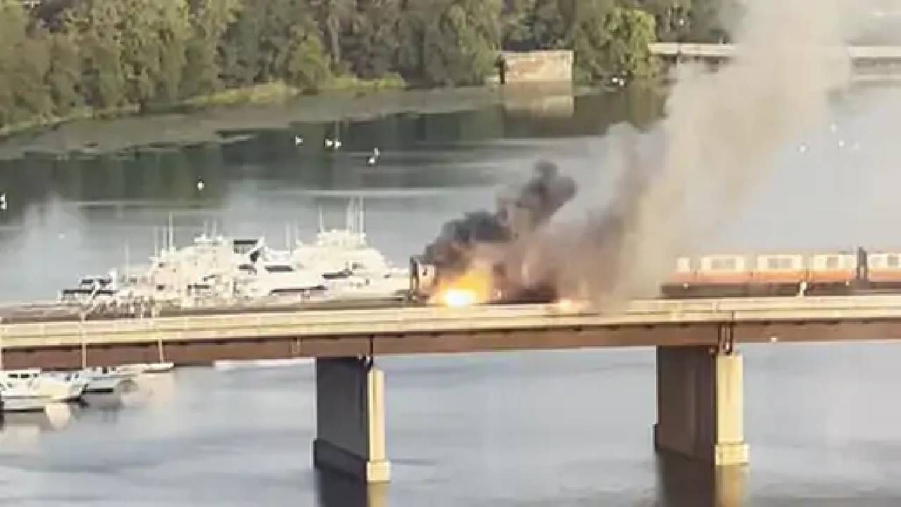 Boston Train VIDEO: ऐन नदीच्या पुलावर चालत्या ट्रेनला लागली आग, ज्वाळा दिसू लागल्यानंतर 200 प्रवाशांमध्ये घबराट, जीव वाचवण्यासाठी पळापळ..   