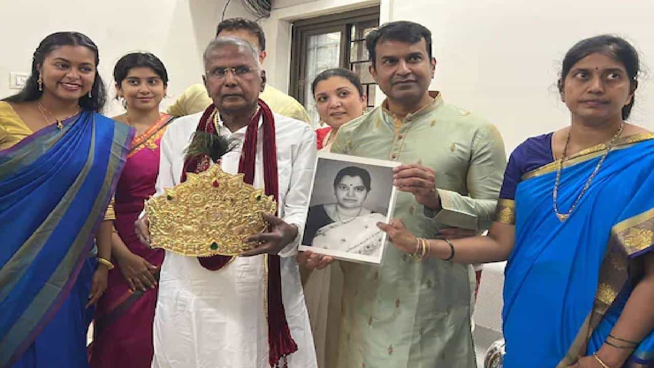 Shirdi: साईबाबांना पाऊण किलोचा सोन्याचा मुकुट दान, पत्नीची शेवटची इच्छा केली पूर्ण