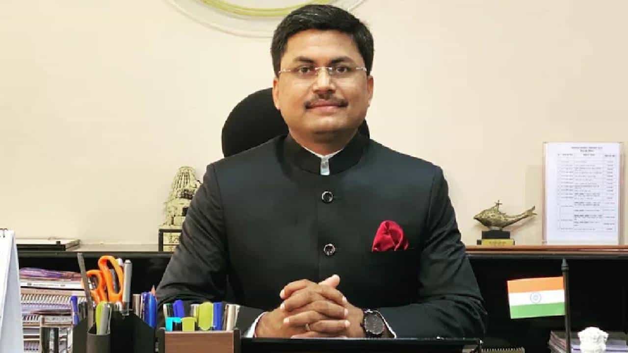 नापास होण्याला पण काही तरी मर्यादा असते, पण पट्ट्या जिद्द हरला नाही; आएएस बनूनच अपयशाला हरवलं; अवनीश शरण यांचे ट्विट व्हायरल...