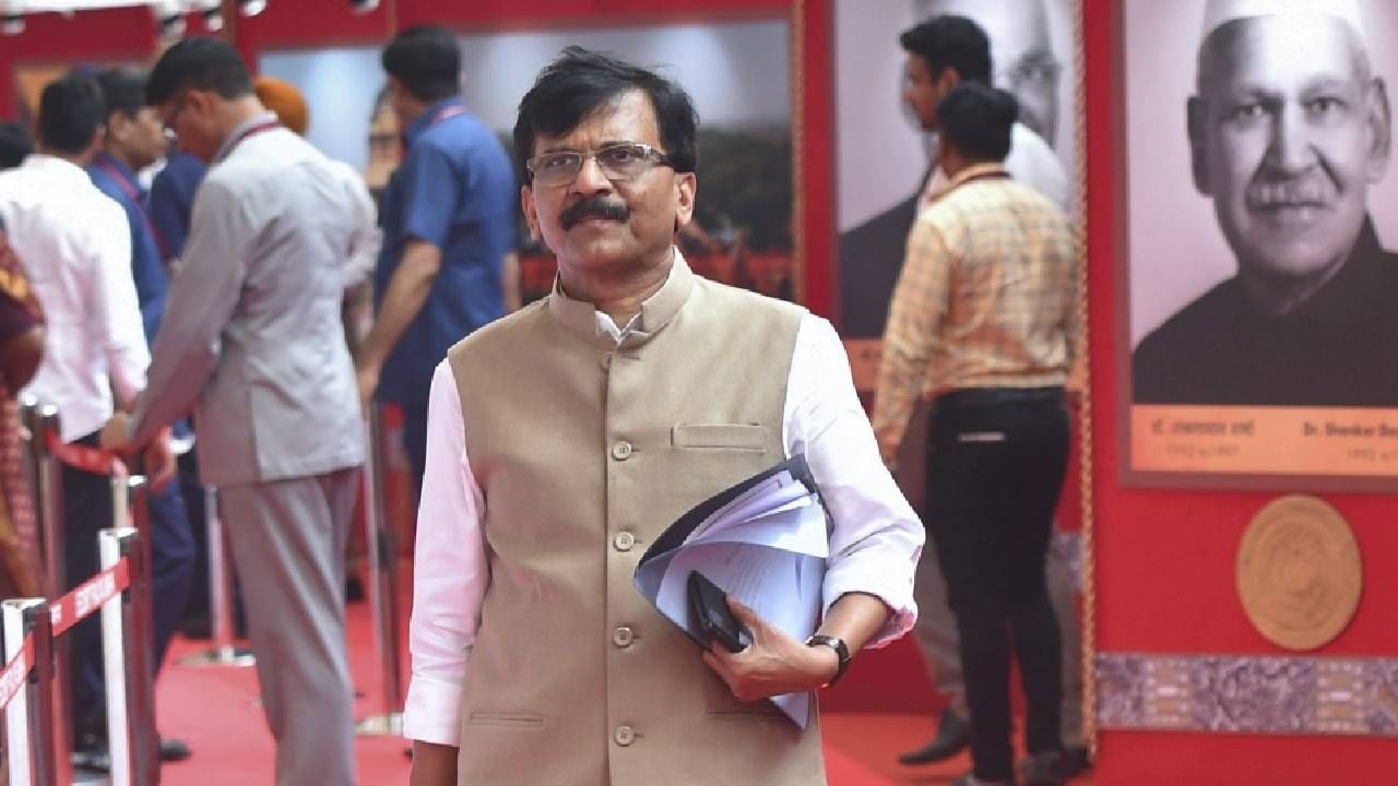 Sanjay Raut : शिवसेना कुणाची? हे ठरवण्यासाठी पुरावे सादर करावे लागतात, यासारखे दुर्देव काय? संजय राऊतांनी दिले पुरावे Sanjay Raut : शिवसेना कुणाची? हे ठरवण्यासाठी पुरावे सादर करावे लागतात, यासारखे दुर्देव काय? संजय राऊतांनी दिले पुरावे