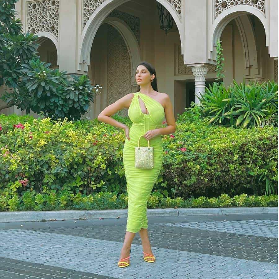 अभिनेत्री नोरा फतेही अनेकदा तिच्या लुकमुळे चर्चेत आलेली पाहायला मिळते. नोरा डान्सिंग मूव्ह्स तसेच स्टायलिश आउटफिट्ससाठी प्रसिद्ध आहे. अलीकडे, अभिनेत्री बॉडीकॉन मिडी ड्रेसमध्ये दिसली. या ड्रेसवर सगळ्यांच्या नजरा खिळल्या. जर तुम्ही पार्टी किंवा डेटला जाण्यासाठी खरेदी करण्याच्या मूडमध्ये असाल तर आधी या ड्रेसबद्दल जाणून घ्या.