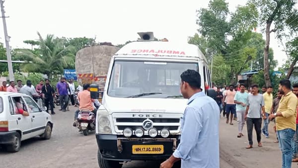 Ahmednagar | टँकरची मोटरसायकला धडक, तरुणीला 100 फुटांपर्यंत फरफटत नेलं, अहमदनगरमधील श्रीरामपुरात बाप लेक जागीच ठार!