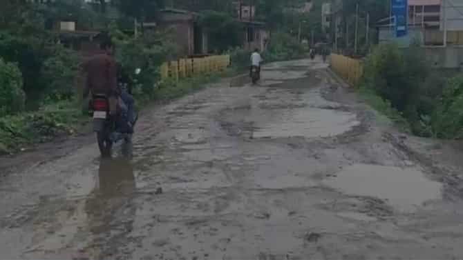 Beed : राजकारण करा, पण परळीच्या खड्ड्यांकडेही लक्ष द्या, आमदार धनंजय मुंडेंवर नागरिक संतप्त!