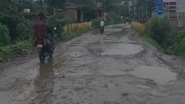 Beed : राजकारण करा, पण परळीच्या खड्ड्यांकडेही लक्ष द्या, आमदार धनंजय मुंडेंवर नागरिक संतप्त!
