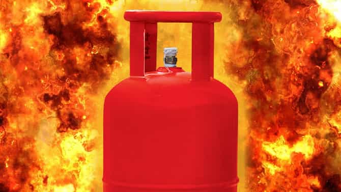 Danger Incident : गॅसचा वास येतोय म्हणून घराच्या बाहेर आले आणि सिलेंडरचा स्फोट झाल; मुंबईतील पोलिस कर्मचाऱ्याच्या कुटूंबाचा थरारक अनुभव
