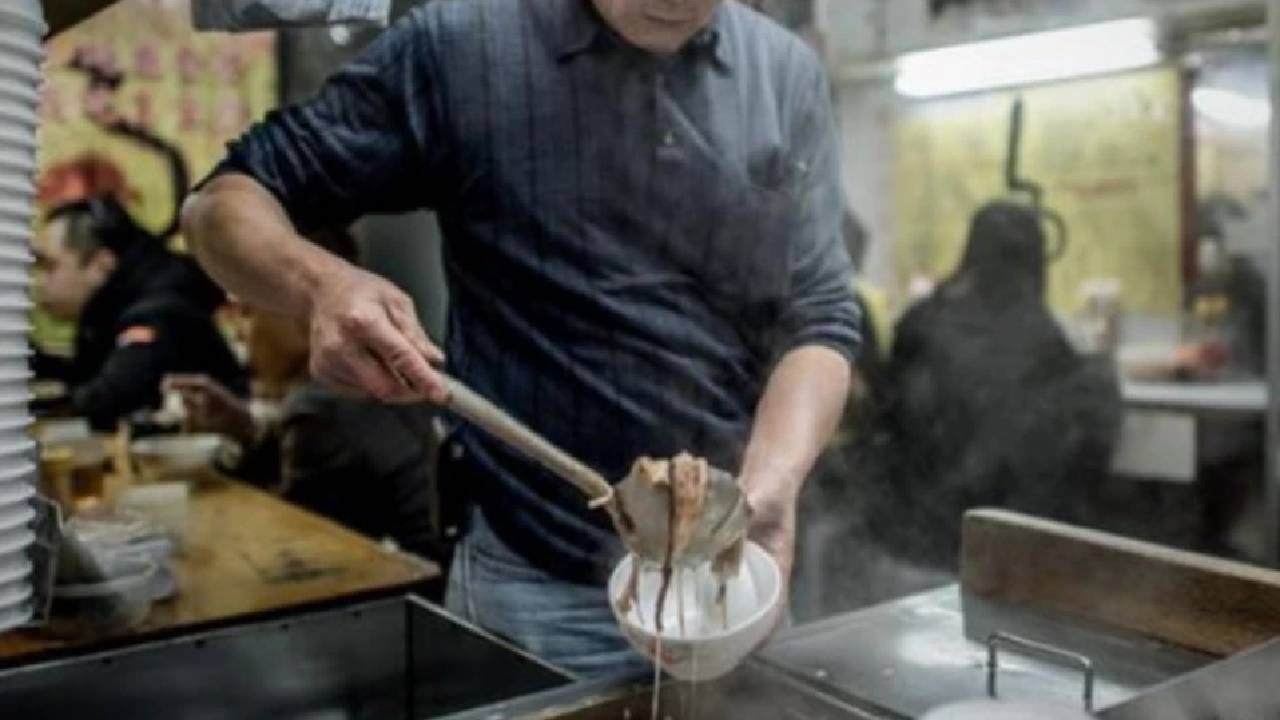Viral News : सूप बनवण्यासाठी सापाचे तुकडे-तुकडे केले, पुढच्या 20 मिनिटात कापलेला साप चावला, जागीच मृत्यू!