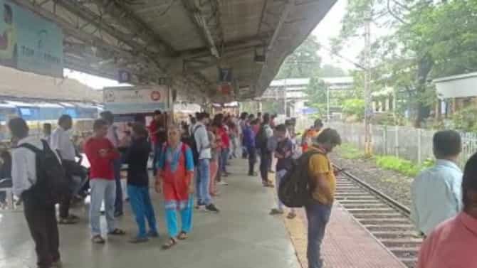 Indian Railways : टिटवाळा ते आंबिवलीदरम्यान मालगाडीचे कपलिंग तुटले, वाहतूक विस्कळीत; प्रवाशांचा संताप