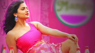 Hruta Durgule : टाईमपास 3 च्या कोल्ड ड्रिंक सॉंगची सिनेरसिकांना भूरळ, वातावरणातला गारवा वाढवणारं गाणं