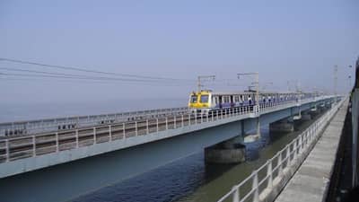 Bhayandar : भाईंदरच्या पुलावर ती एकदम कडेला उभी होती; विरार लोकलच्या मोटरमनने तिला पाहिले आणि फोन करुन पोलिसांना सांगीतले, पण शेवटी...