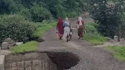 Nashik : मालेगावात खडीकरण रस्ता आणि फरशी पूल वाहून गेला, दळणवळण ठप्प