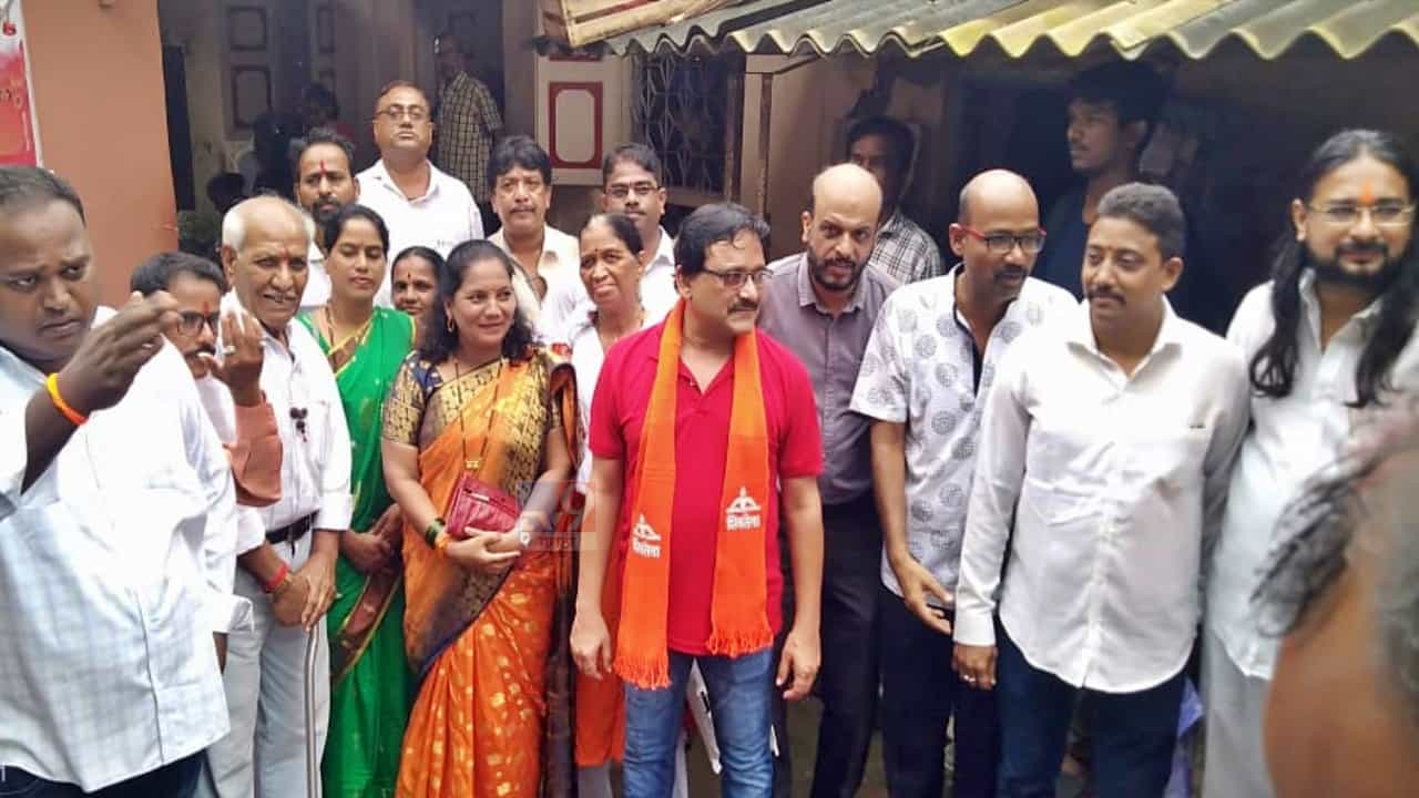 Shivsena : आम्ही ठाकरेंच्याच पाठीशी; हर हर महादेवाचा गजर करत विरारमधल्या शिवसैनिकांचा महादेवाच्या पिंडीला रक्ताभिषेक!