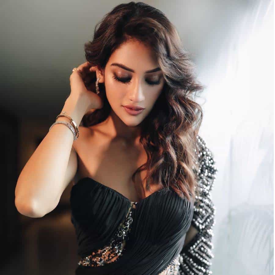 बंगाली अभिनेत्री नुसरत जहाँ हे अभिनयापासून राजकारणापर्यंत मोठे नाव आहे. चित्रपट आणि कामांपेक्षा अभिनेत्री तिच्या सोशल मीडिया पोस्टमुळे चर्चेत राहते. ती दररोज काही ना काही फोटो चाहत्यांसोबत शेअर करत असते. तिच्या अलीकडच्या पोस्टमध्ये, ग्लॅमरस लूकने चाहत्यांच्या हार्ट बीट्स वाढवल्या आहेत.