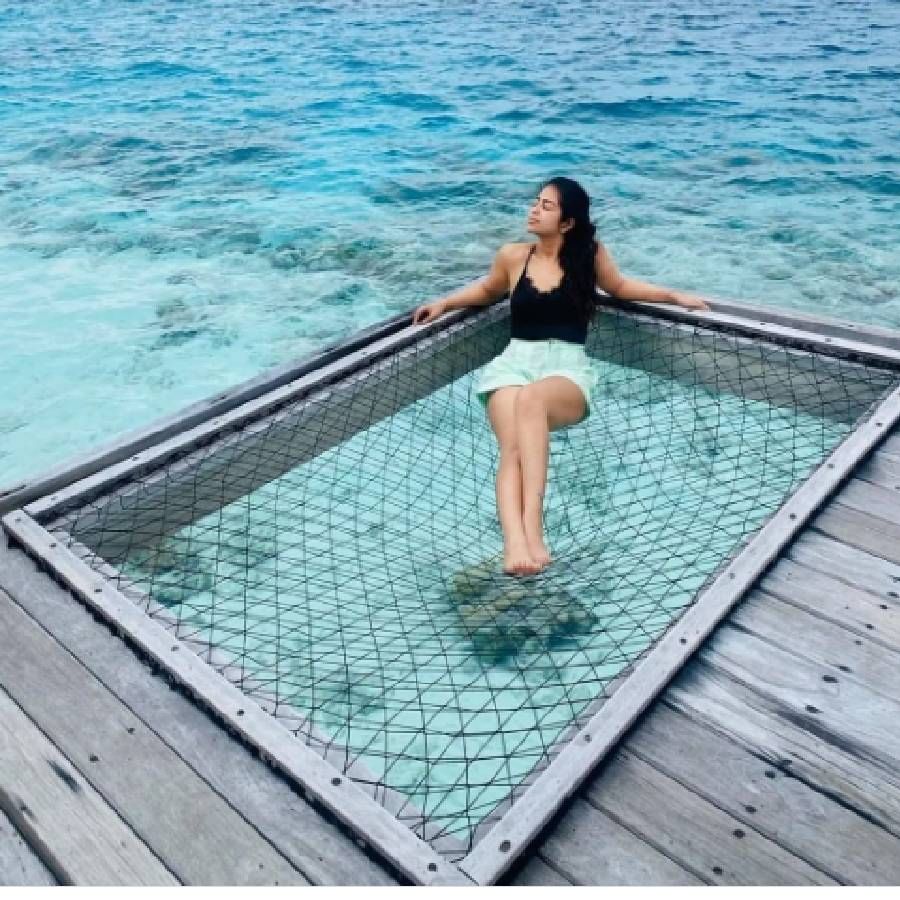 अविकाने मालदीवमध्ये खूप मस्ती केली. आता पहा त्या अभिनेत्रीचे हे छायाचित्र ज्यामध्ये ती ब्रा स्टाईल टॉप आणि मिनी स्कर्ट घालून नेटवर पडली दिसून आली आहे