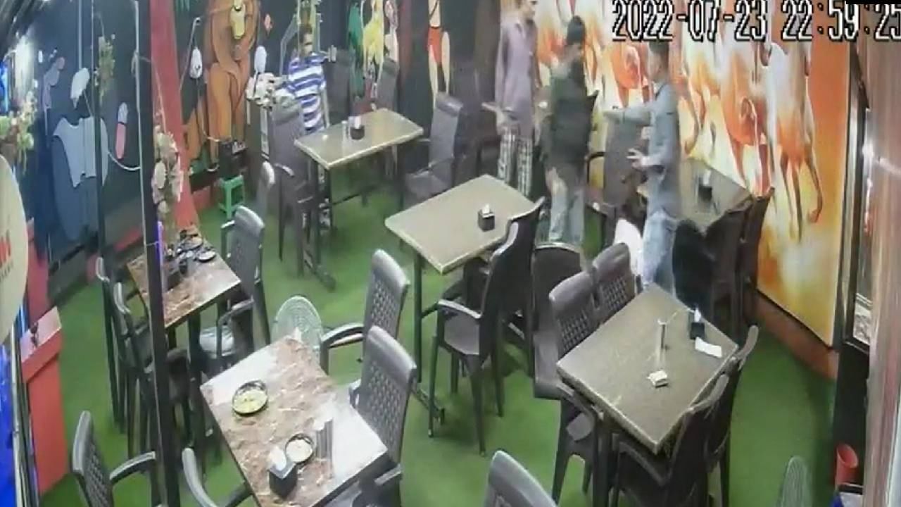 CCTV Video : अंबरनाथ सिगरेट पिण्यास मनाई केल्यानं हॉटेलमध्ये हाणामारी, घटना सीसीटीव्हीत कैद