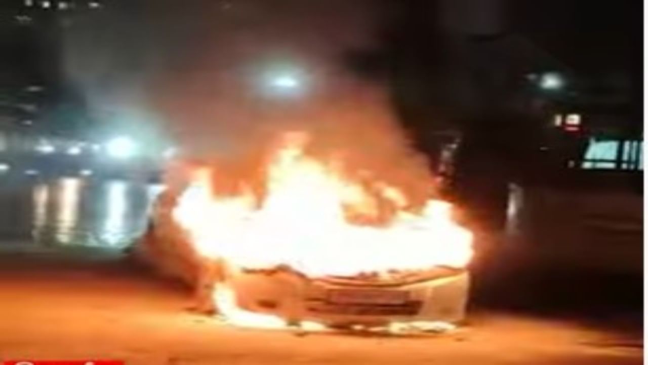 Burning car : मिरा भाईंदरमध्ये धावत्या कारला आग; कार जळून खाक