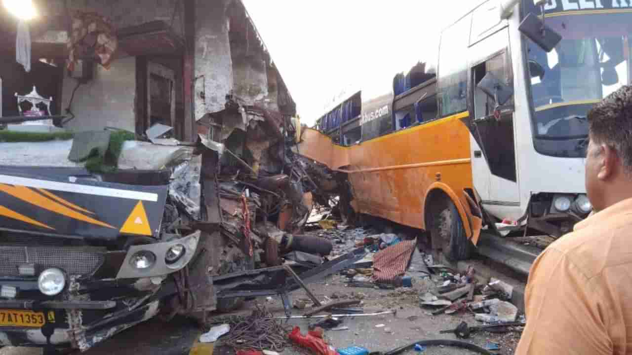 Bus Accident : 2 डबल डेकर बस आपसात भिडल्या! 8 प्रवासी जागीच ठार, पूर्वांचल एक्स्प्रेसवर भीषण अपघात