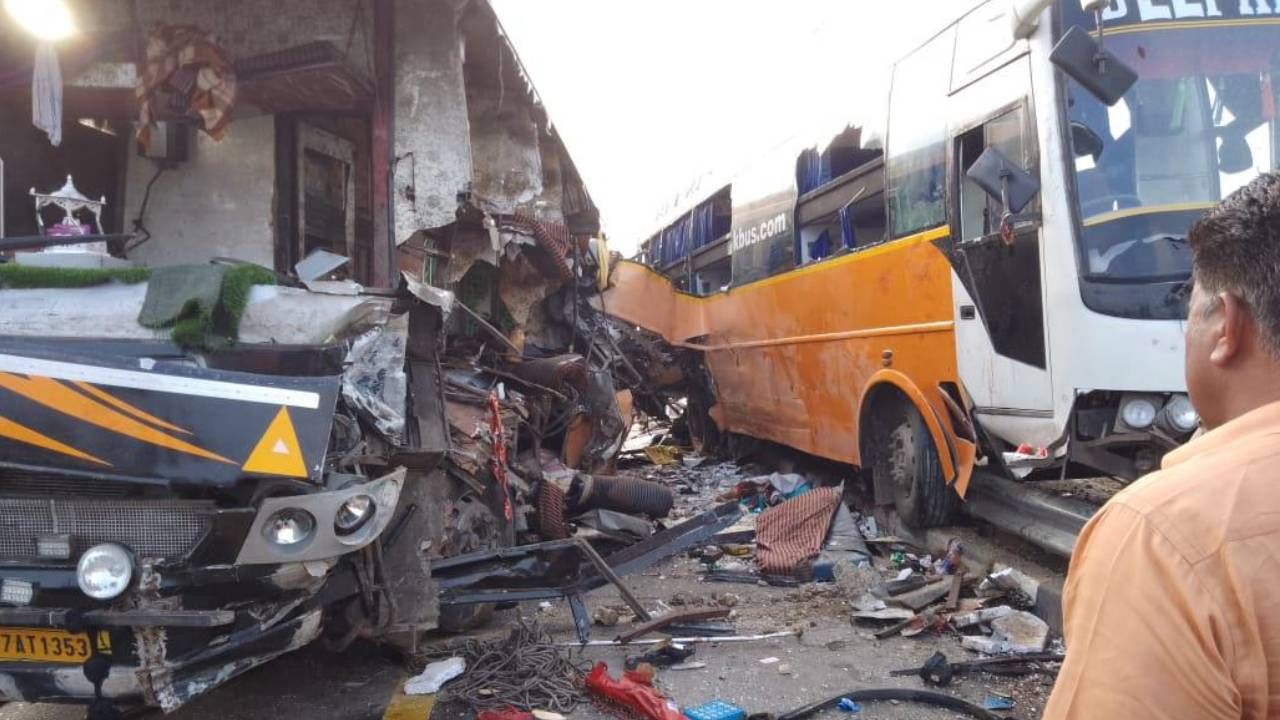 Bus Accident : 2 डबल डेकर बस आपसात भिडल्या! 8 प्रवासी जागीच ठार, पूर्वांचल एक्स्प्रेसवर भीषण अपघात
