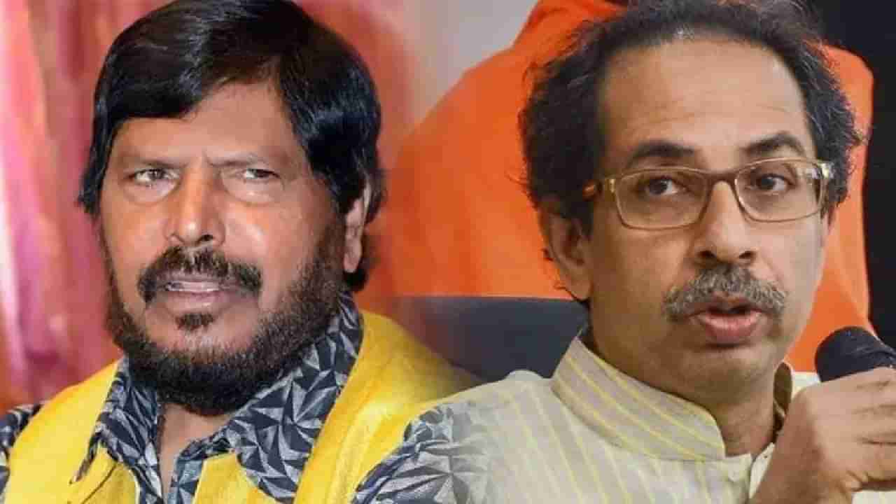 Shiv Sena : शिवसेना- शिंदे गटावर रामदास आठवले बोलले अन् भविष्यही सांगितले