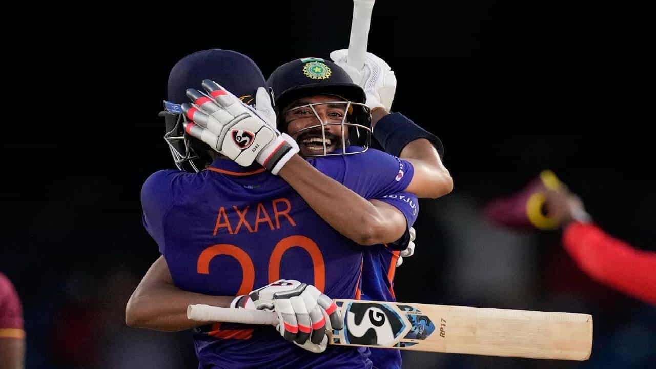 INDvsWI 2nd ODI: अक्षर पटेलने SIX मारुन मॅच संपवली, वेस्ट इंडिजच्या गोलंदाजांना कसं धुतलं ते या VIDEO मध्ये पहा