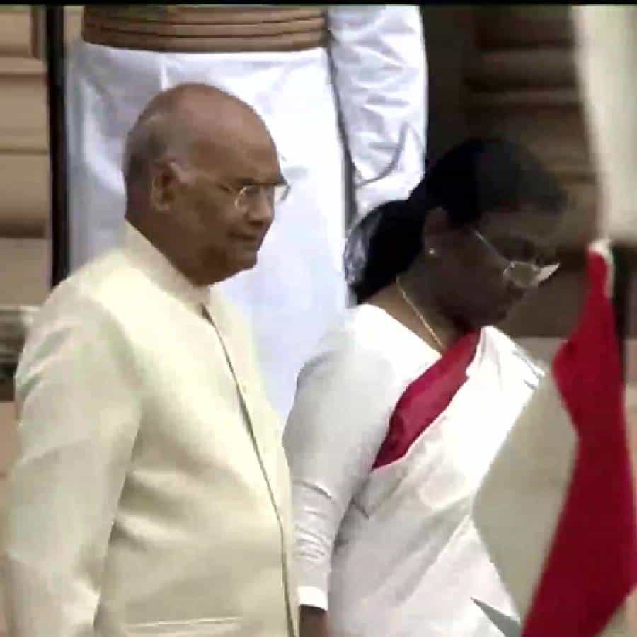 नवनिर्वाचित राष्ट्रपती द्रौपदी मुर्मू राष्ट्रपती भवनात पोहोचल्या आहेत. येथे निवर्तमान राष्ट्रपती कोविंद आणि त्यांच्या पत्नीने त्यांचे पुष्पगुच्छ देऊन स्वागत केले.