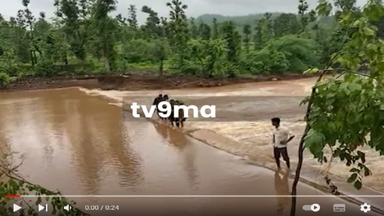 Nashik Flood | ठेकेदारच्या निष्काळजीपणामुळे अत्यावश्यक सेवेसाठी नागरिकांचा जीवघेणा प्रवास Nashik Flood | ठेकेदारच्या निष्काळजीपणामुळे अत्यावश्यक सेवेसाठी नागरिकांचा जीवघेणा प्रवास