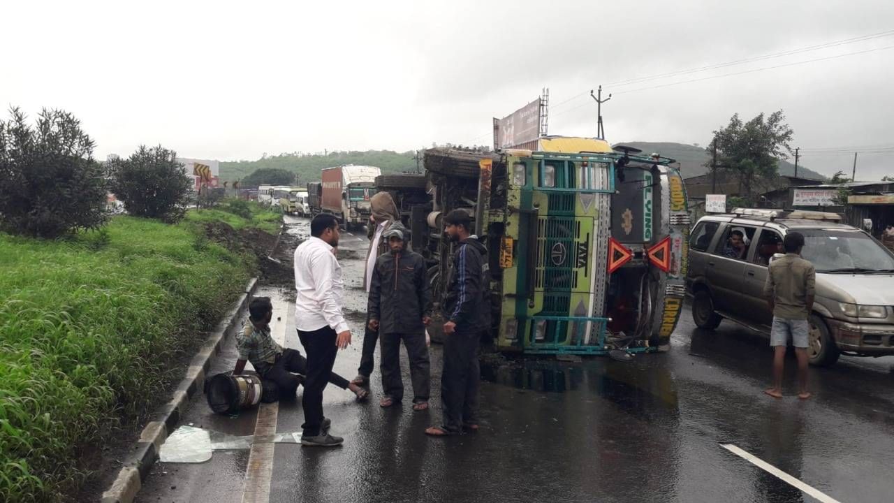 Accident | पुणे-सातारा महामार्गावर कंटेनर उलटल्याने अपघात, चालक जखमी, 10 दिवसात तिसरा अपघात...