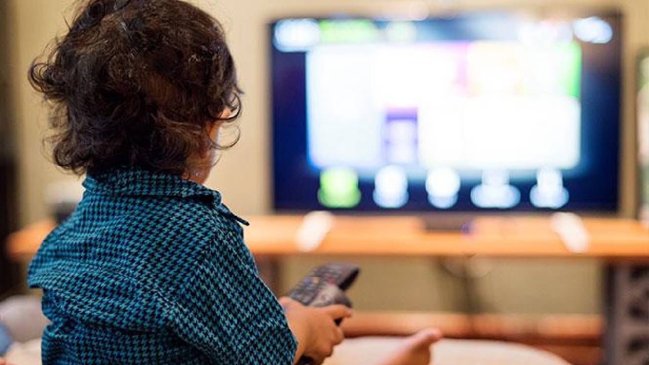 TV addiction: मुलं गरजेपेक्षा जास्त वेळ बघतात टीव्ही ? होऊ शकते नुकसान, अशी सोडवा सवय