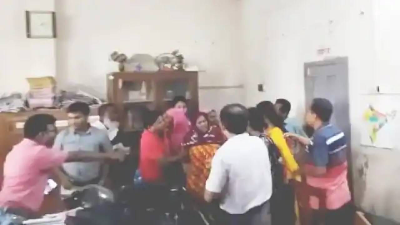मुलीला वर्गात रागवल्या म्हणून शिक्षिकेला निर्वस्त्र करुन मारहाण, 200 जणांचा जमाव आला शाळेवर चालून, 35 जणांविरोधात FIR