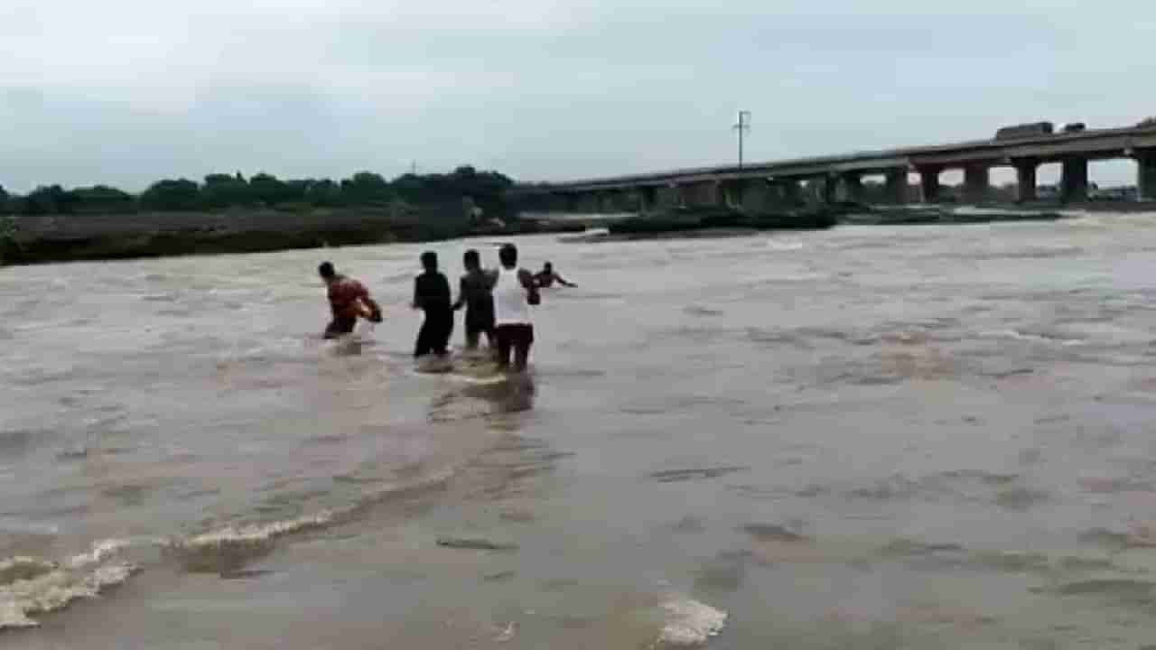 Malegaon | वृद्ध मच्छीमाराला पुरातून वाचविण्यात मालेगाव महापालिका अग्निशमन दलाच्या जवानांना यश...