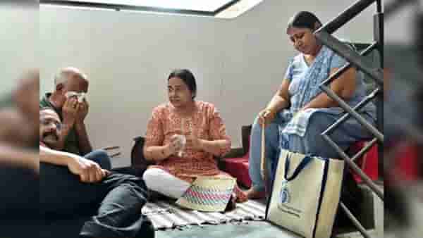 Greater Noida : भाडेकरूनं घर रिकामं करण्यास नकार दिल्यानं वृद्ध दाम्पत्यावर घराबाहेरच्या पायऱ्यांवर राहण्याची वेळ