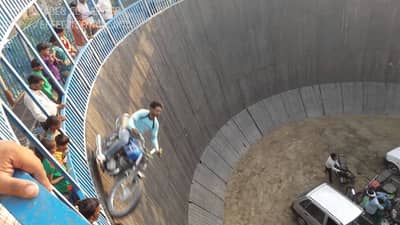 Maut Ka Kuwa Viral Video: मौत का कुआ! स्टंट करता करता अचानक गाड्या कोसळल्या, व्हिडीओ व्हायरल!