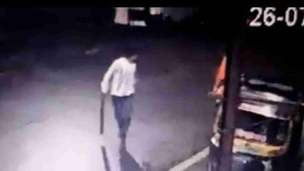 Ambernath Attack : अंबरनाथमध्ये किरकोळ कारणावरून तरुणावर चॉपरने हल्ला, घटना सीसीटीव्हीत कैद