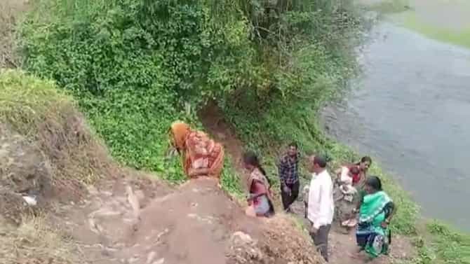 Buldana | दानापुर खुर्द ग्रामस्थांना गावात जाण्यासाठी रस्ताच नाही, वान नदीलाच्या काठावरून धोकादायक पध्दतीने ये-जा सुरू!