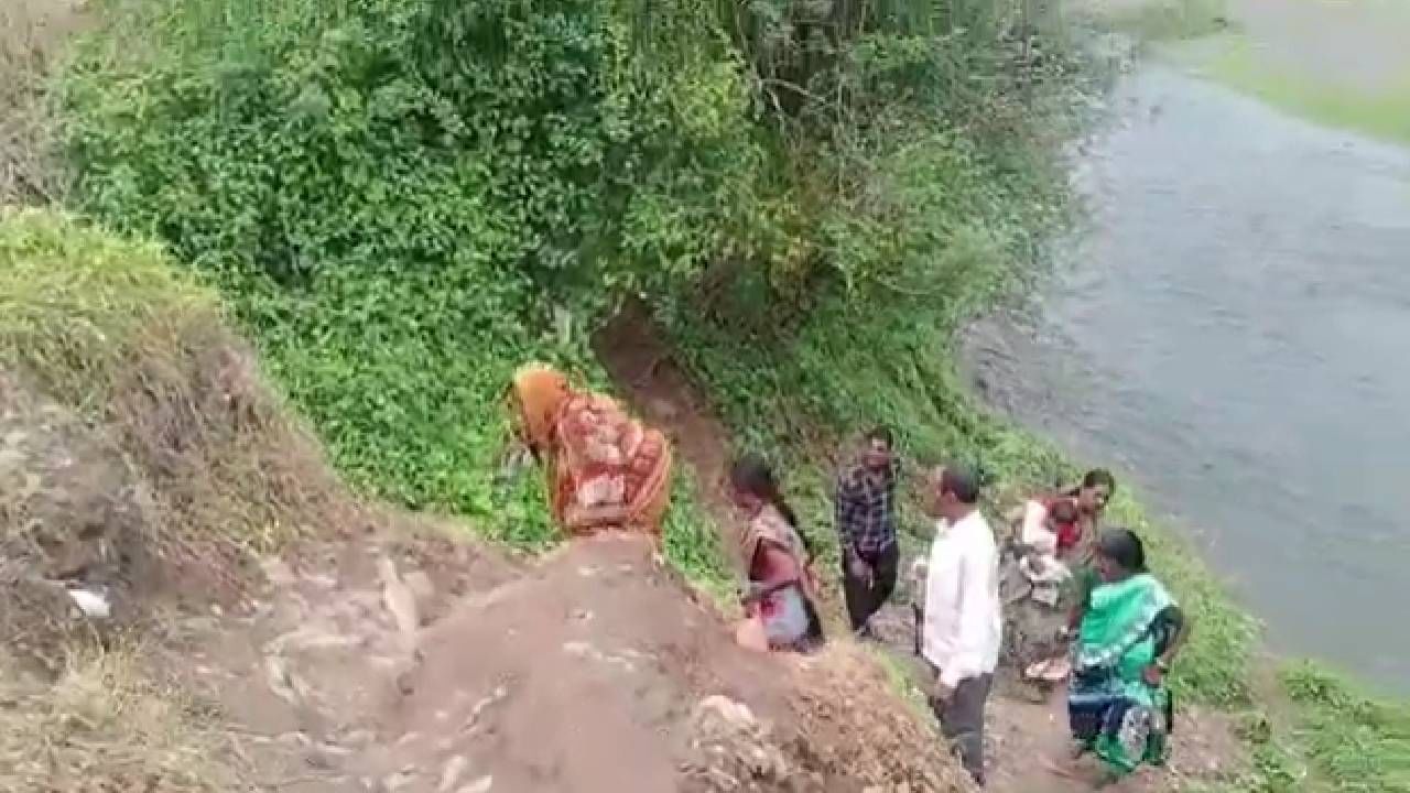 Buldana | दानापुर खुर्द ग्रामस्थांना गावात जाण्यासाठी रस्ताच नाही, वान नदीलाच्या काठावरून धोकादायक पध्दतीने ये-जा सुरू!