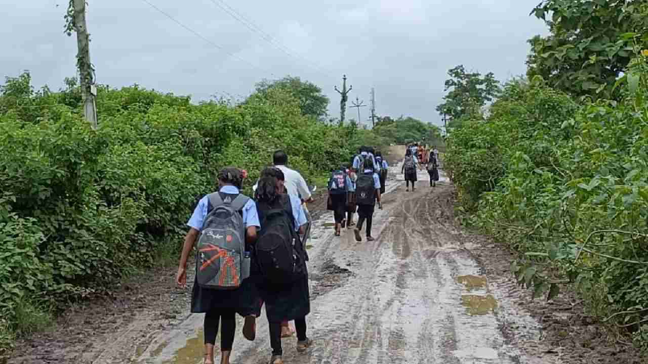 Bhandara Roads : भंडाऱ्यात पावसाने रस्त्यांची दुरावस्था, हत्तीडोईतील विद्यार्थ्यांचा शिक्षणाचा खडतर मार्ग