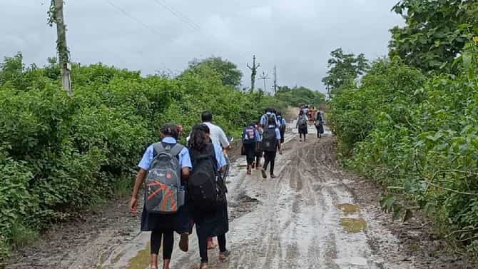 Bhandara Roads : भंडाऱ्यात पावसाने रस्त्यांची दुरावस्था, हत्तीडोईतील विद्यार्थ्यांचा शिक्षणाचा खडतर मार्ग