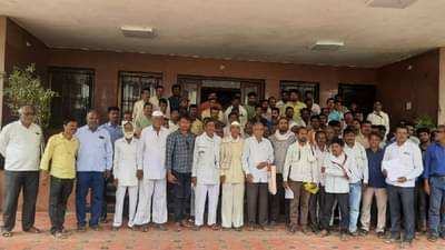 Akola : जिल्हा कृषी अधीक्षकांवरील कारवाई सूडबुद्धीनं, शेतकऱ्यांचा आरोप, कृषी व्यावसायिकांकडून भ्रष्टाचाराचे आरोप