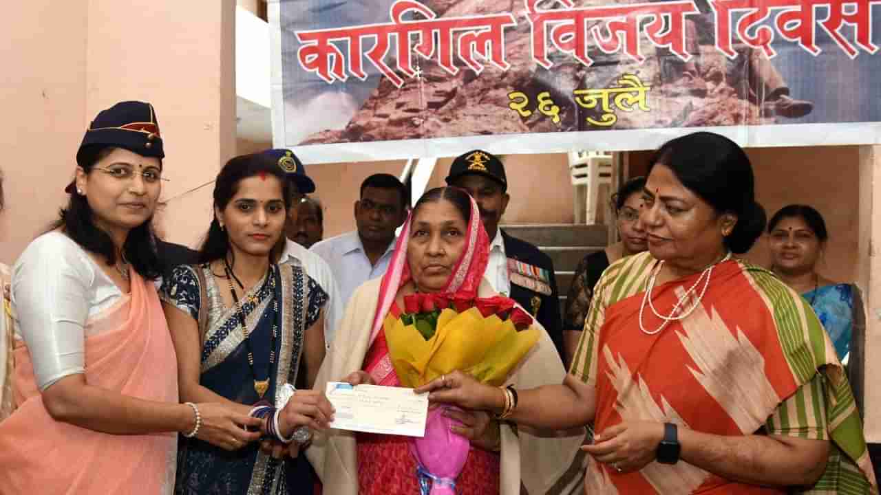 Nagpur : शहिदांच्या वीर पत्नींना उद्योग व्यवसायात जिल्हा प्रशासनाची मदत, नागपुरात 23 व्या कारगिल दिनाला शहिदांना अभिवादन