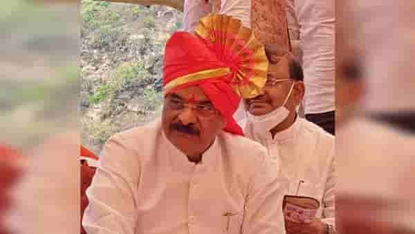Vijay Shivtare : हकालपट्टी झालेल्या विजय शिवतारेंनी उद्धव ठाकरेंना दिल्या वाढदिवसाच्या शुभेच्छा, बॅनरवर फोटो कुणाचे?