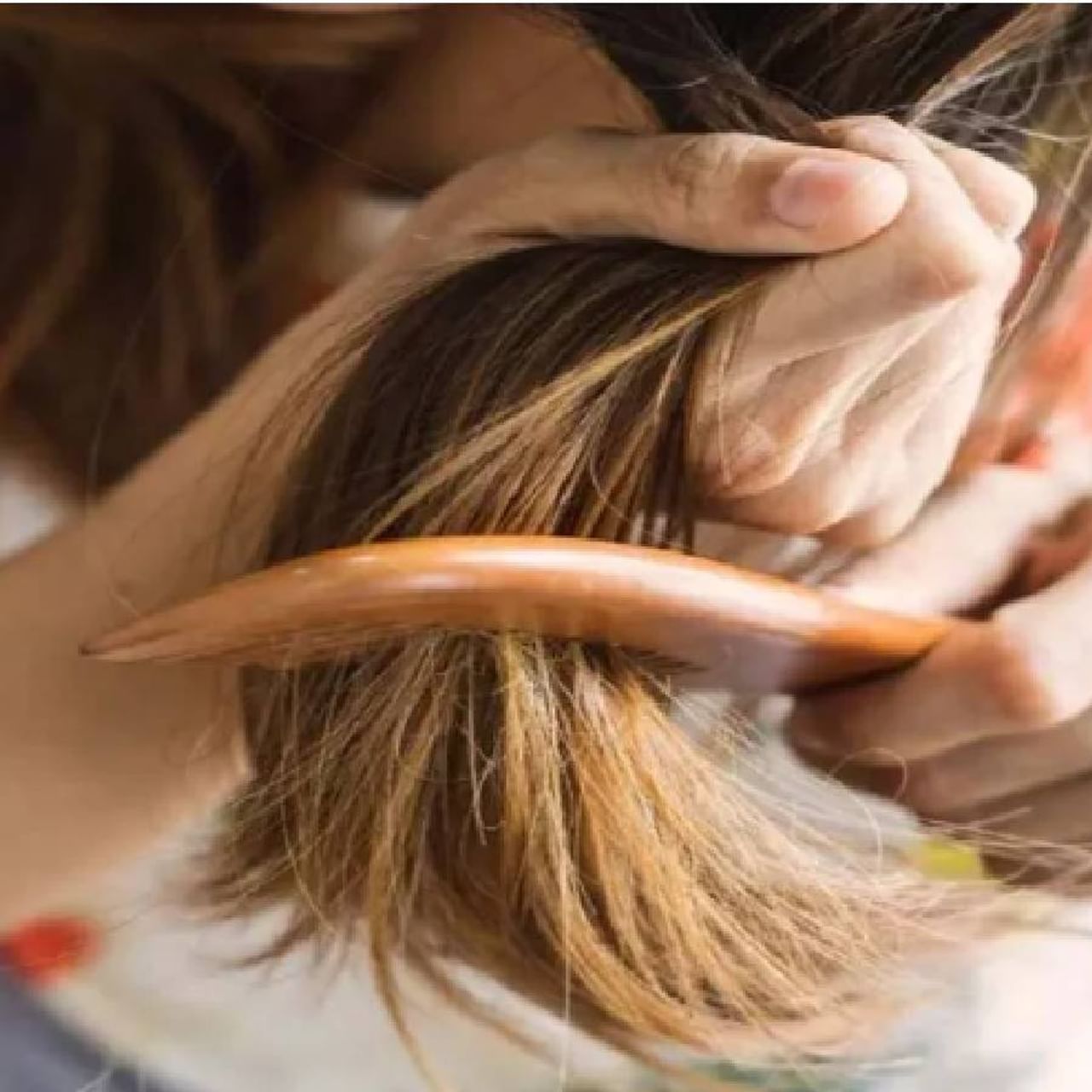  केस गळणे ही एक सामान्य समस्या आहे. मात्र पावसाळ्यात ही समस्या मोठ्या प्रमाणात वाढते. हवेतील वाढत्या आर्द्रतेमुळे केस खूप ड्राय  फ्रिजी राहतात. त्यामुळे केस झपाट्याने गळू लागतात.  