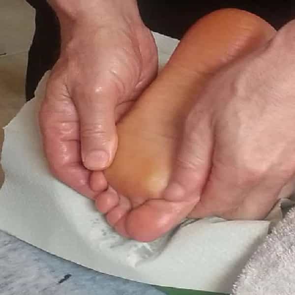 पायाच्या तळव्याला मसाज करणे आरोग्यासाठी खूप फायदेशीर आहे. काही काळ नियमितपणे पायाच्या तळव्याला तेलाने मसाज करू शकता. यामुळे तुम्हाला शारीरिक आणि मानसिकदृष्ट्या अनेक फायदे होतात.