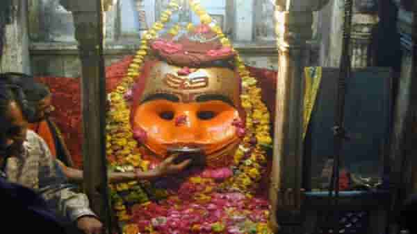 Travel : ‘ही’ आहेत भारतातील आगळी वेगळी मंदिरे; जिथे दारू आणि चपला अर्पण केल्याने देव होतो प्रसन्न!