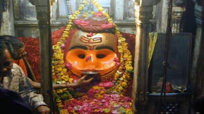 Travel : ‘ही’ आहेत भारतातील आगळी वेगळी मंदिरे; जिथे दारू आणि चपला अर्पण केल्याने देव होतो प्रसन्न!