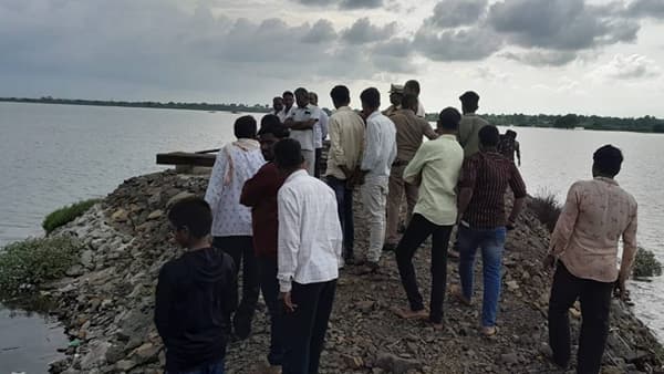 Buldana Suicide : दोघा चिमुकल्यांसह तलावात उडी घेत आईने जीव दिला! बुलडाण्यात महिलेच्या आत्महत्येनं खळबळ