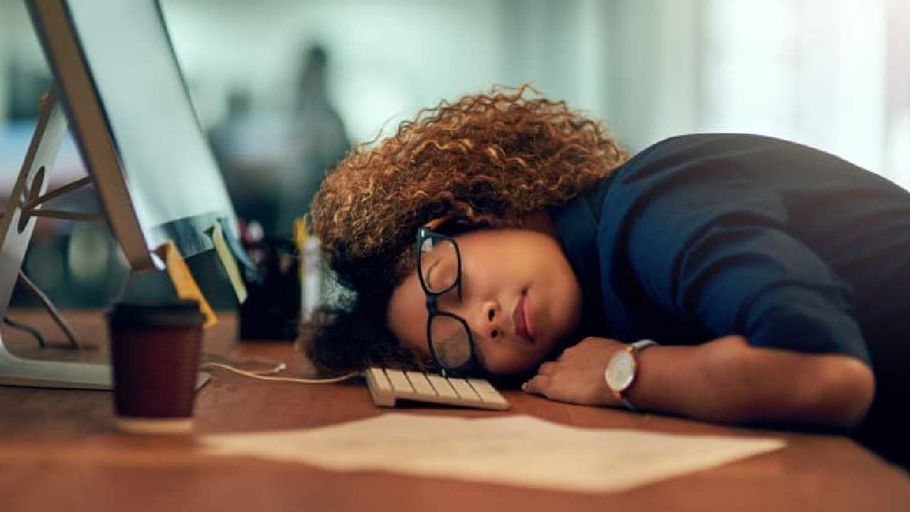 Sleepy At Work : काय बोलता! ऑफीसमध्ये डुलकी घेता येणार, जपाननं बनवलं नॅप बॉक्स, कसं झोपणार, जाणून घ्या...