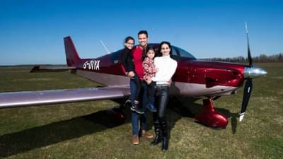 लॉकडाऊनचा असाही सदुपयोग, लंडनमधील भारतीय व्यक्तीने घरीच बनवले विमान, कुटुंबासह केला प्रवास