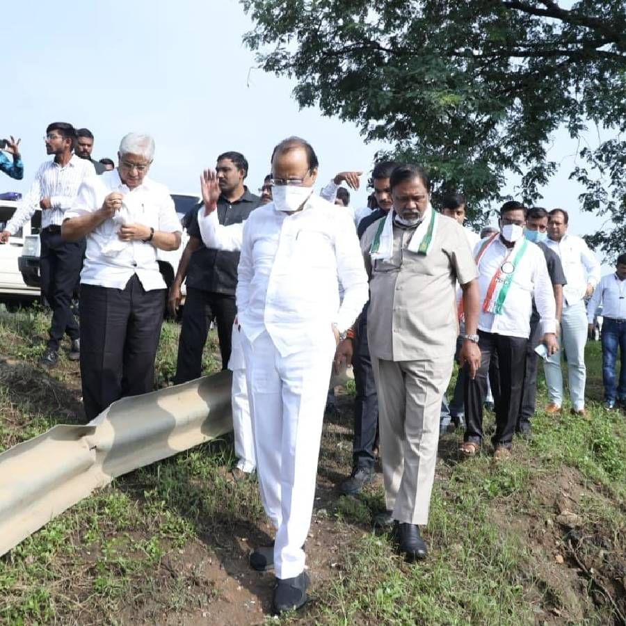 गडचिरोली जिल्ह्यातील शिवणे गावात बांधावर जाऊन पूरग्रस्त राष्ट्रवादीचे नेते अजित पवार यांनी शेतकऱ्यांची भेट घेतली. अतिवृष्टीमुळे झालेल्या नुकसानाबाबत शेतकऱ्यांची विचारपूस केली तसेच त्यांच्या अडचणी जाणून घेतल्या. 
